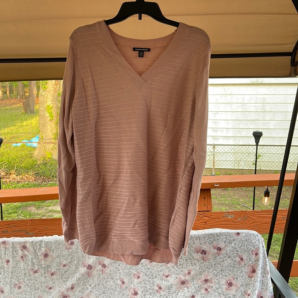 Sweater with v neck. Light pink color